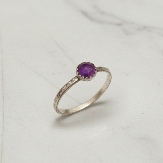 Bague ethnique en argent massif martelé, sources responsables