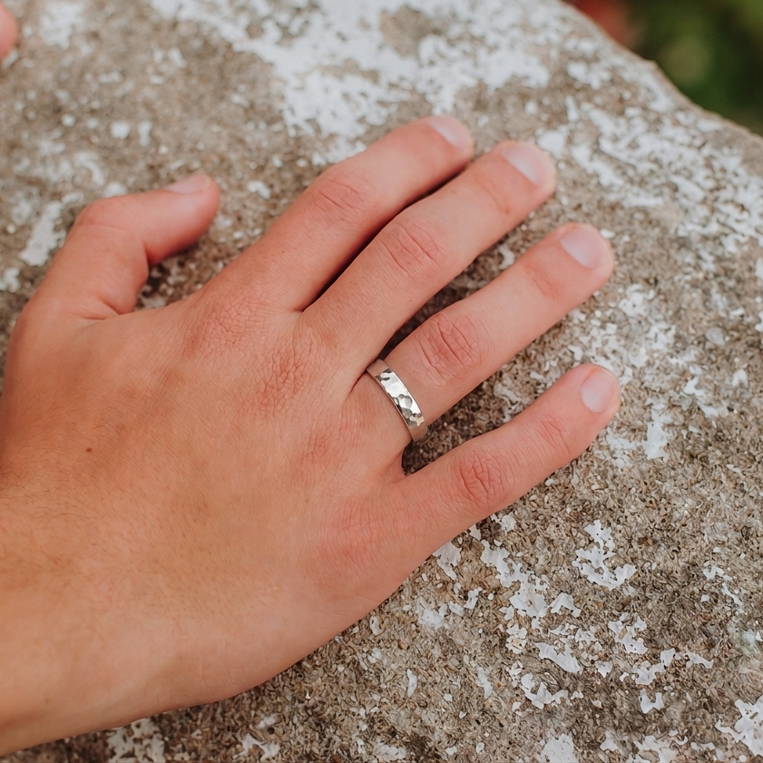 Anneau argent 925 martelé 4 mm – vue de face, bague minimaliste faite main en France