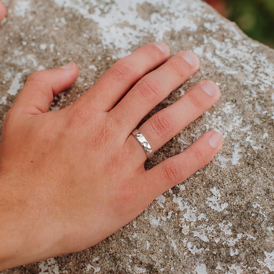 Anneau argent 925 martelé 4 mm – vue de face, bague minimaliste faite main en France