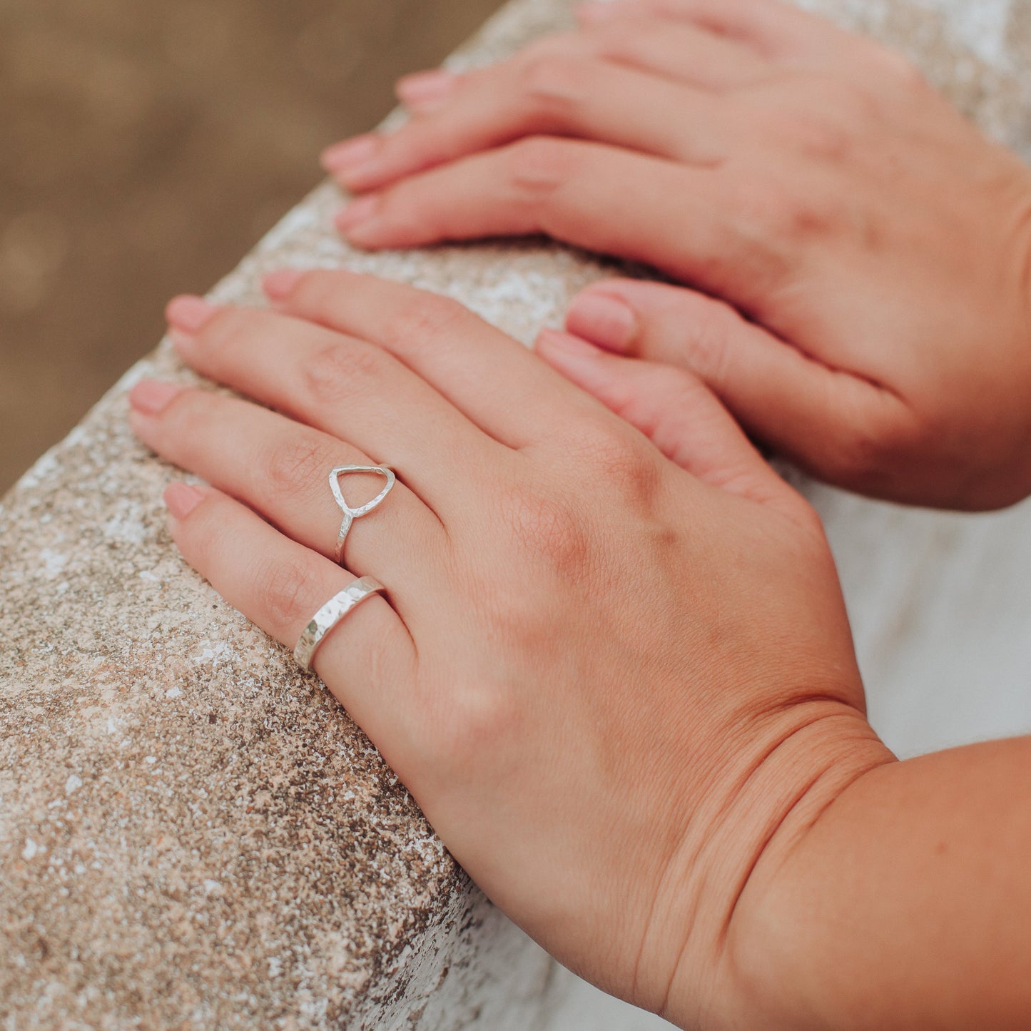 Bague en argent martelé fabriqué en France, marque Andréa Chereau.