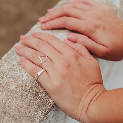 Bague en argent martelé fabriqué en France, marque Andréa Chereau.