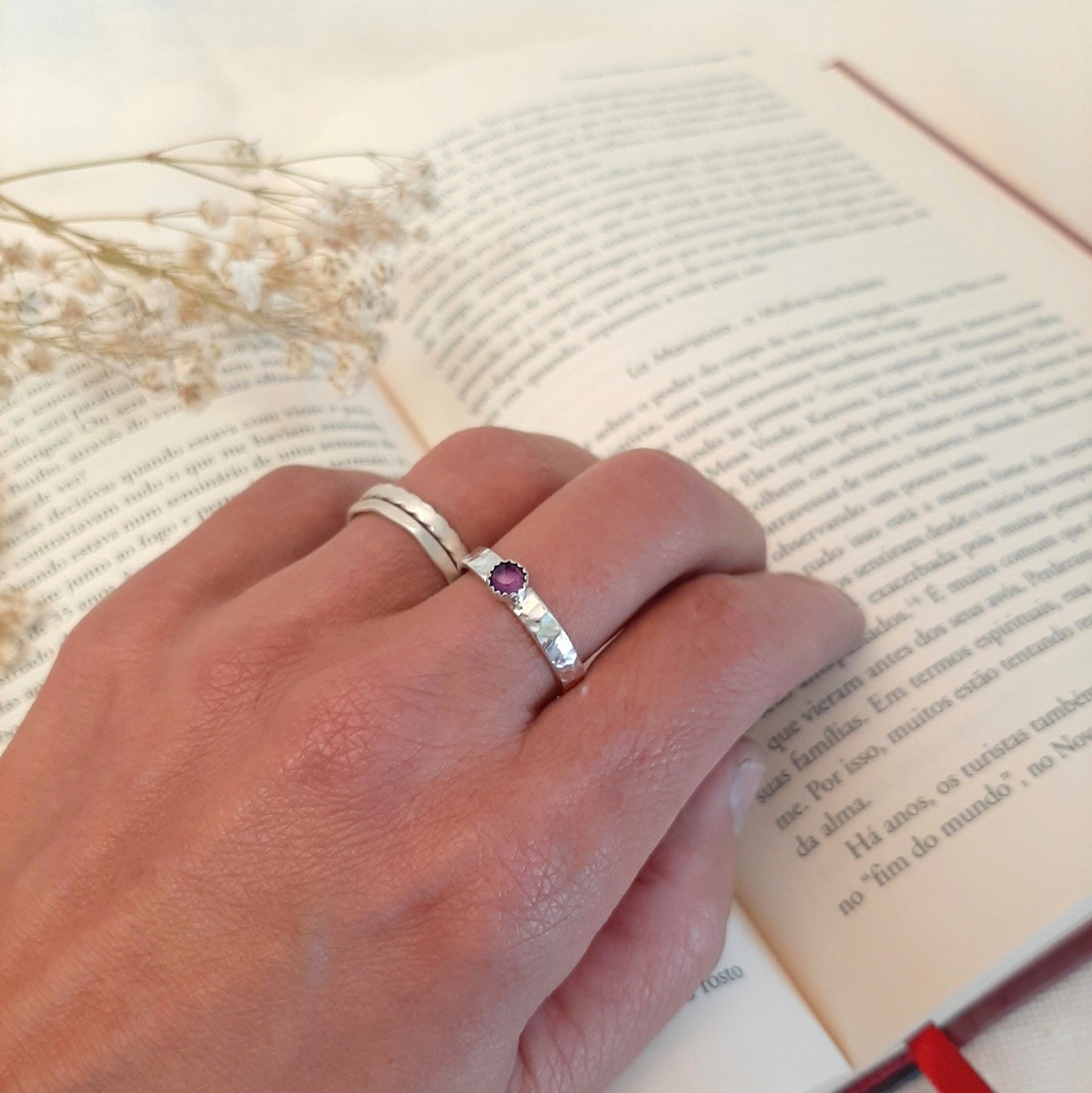 Élégante bague en argent 925 martelé à la main, rehaussée par une améthyste naturelle. Cette pierre fine, connue pour ses vertus apaisantes, apporte une touche de sérénité et d'élégance à ce bijou unique. La bague mesure 3.2 mm de large et l'améthyste a un diamètre de 4 mm. Un bijou parfait pour un usage quotidien ou pour une occasion spéciale.