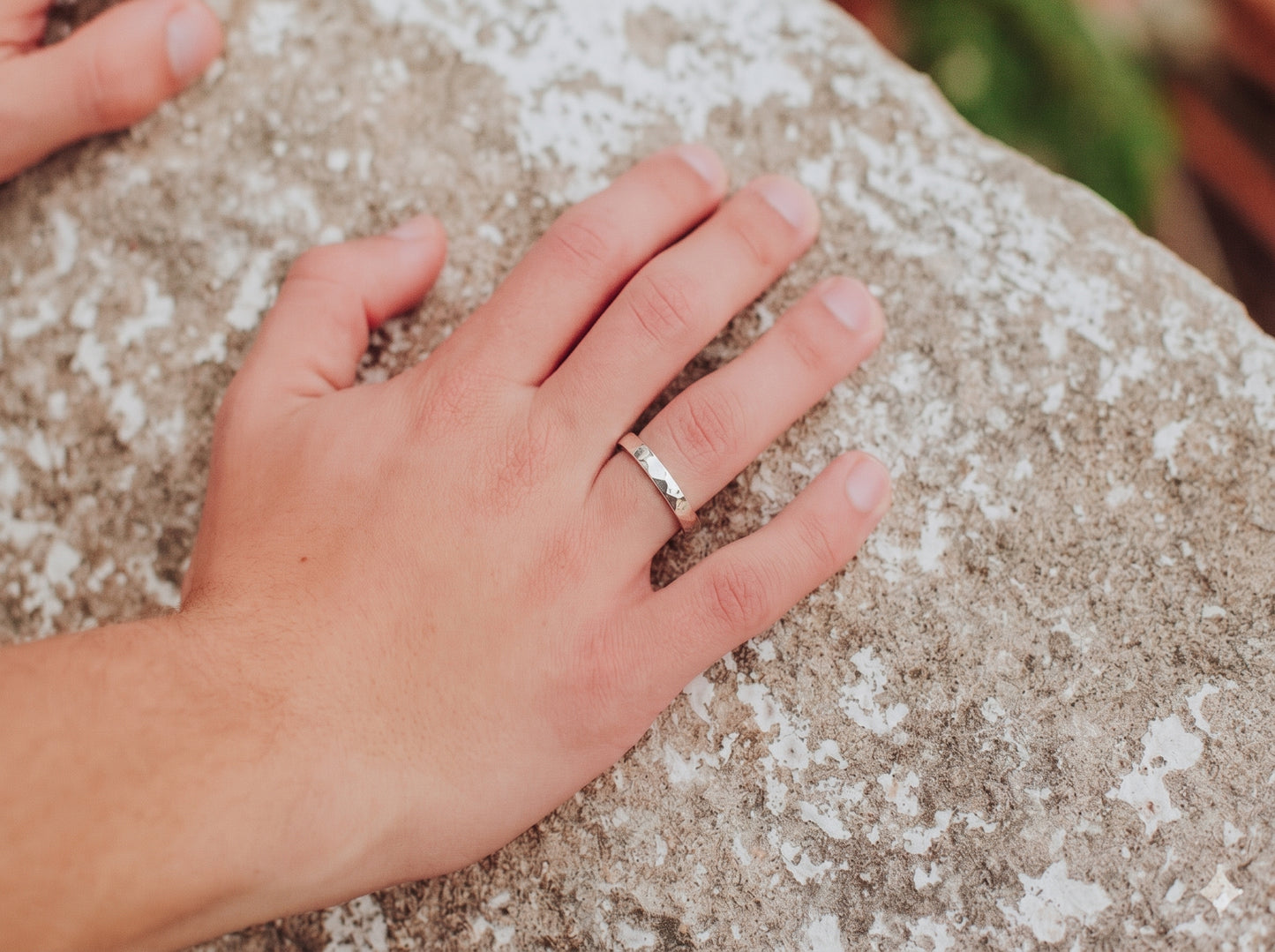 Bague alliance argent martelé 3,2 mm portée par un homme – Simplicidade | Andréa Chereau