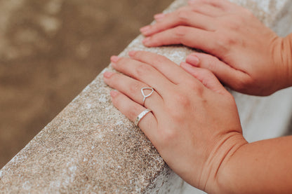 Détail texture martelée bague Simplicidade 3,2 mm en argent massif 925 portée par une femme – Andréa Chereau