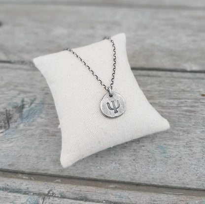 Bijou Porteur de Sens.
Ce collier en argent 925 patiné, avec son pendentif gravé du symbole Psi Ψ, est bien plus qu’un simple bijou. Il incarne la réflexion, la connaissance et la quête intérieure. 
Un bijou chargé de sens et d’authenticité, parfait pour ceux qui aiment les accessoires symboliques.