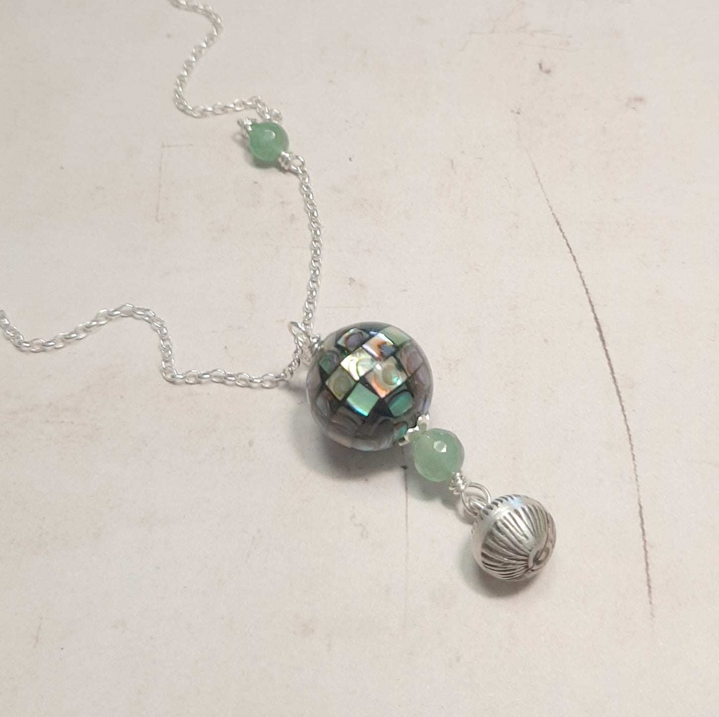 Bola de grossesse argent 925 et nacre, pendentif bola sonore pierre naturelle. Idée cadeau : baby shower, annonce de grossesse, fête prénatale, cadeau à se faire soi-même.
