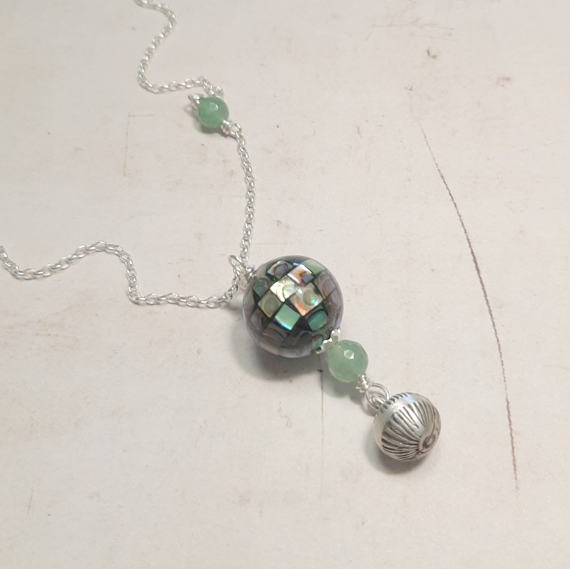Bola de grossesse argent 925 et nacre, pendentif bola sonore pierre naturelle. Idée cadeau : baby shower, annonce de grossesse, fête prénatale, cadeau à se faire soi-même.
