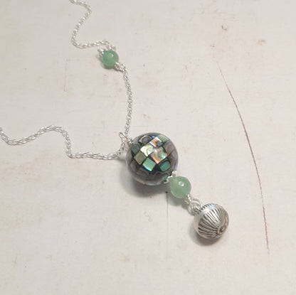 Bola de grossesse argent 925 et nacre, pendentif bola sonore pierre naturelle. Idée cadeau : baby shower, annonce de grossesse, fête prénatale, cadeau à se faire soi-même.
