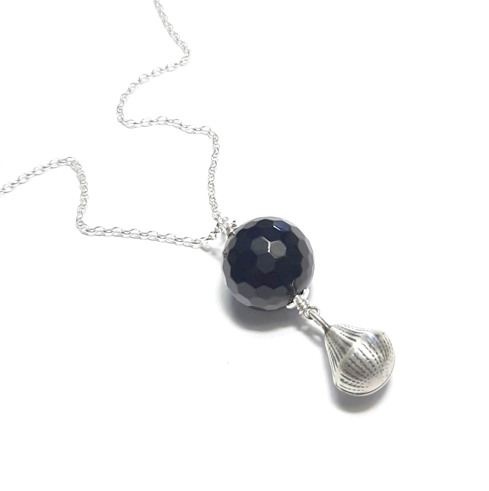 Sautoir bola grossesse avec pendentif onyx 18mm et chaîne argent 925 – vue détail. tradition indonésienne