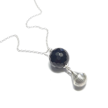Sautoir bola grossesse avec pendentif onyx 18mm et chaîne argent 925 – vue détail. tradition indonésienne