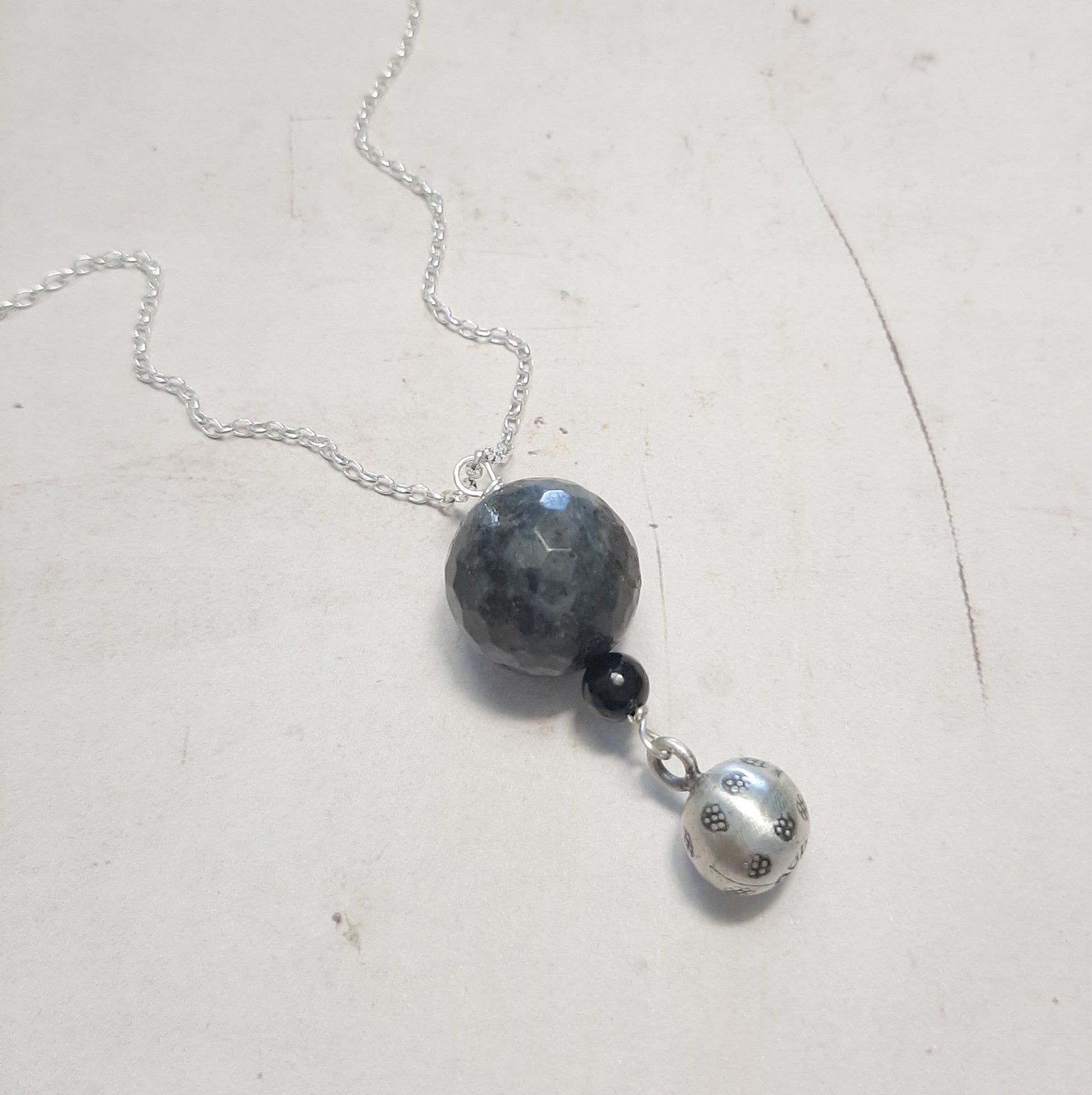 bijou grossesse artisanal argent 925,
pendentif bola sonore pierre naturelle