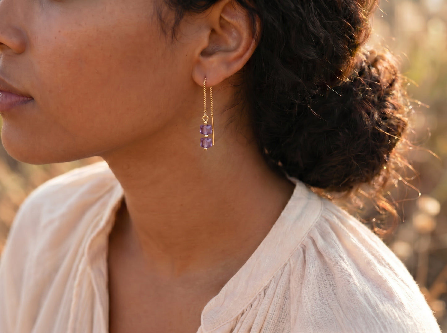 Boucles d'oreilles améthyste chaîne dorée argent 925 – Collection Ilhéus – vue portée