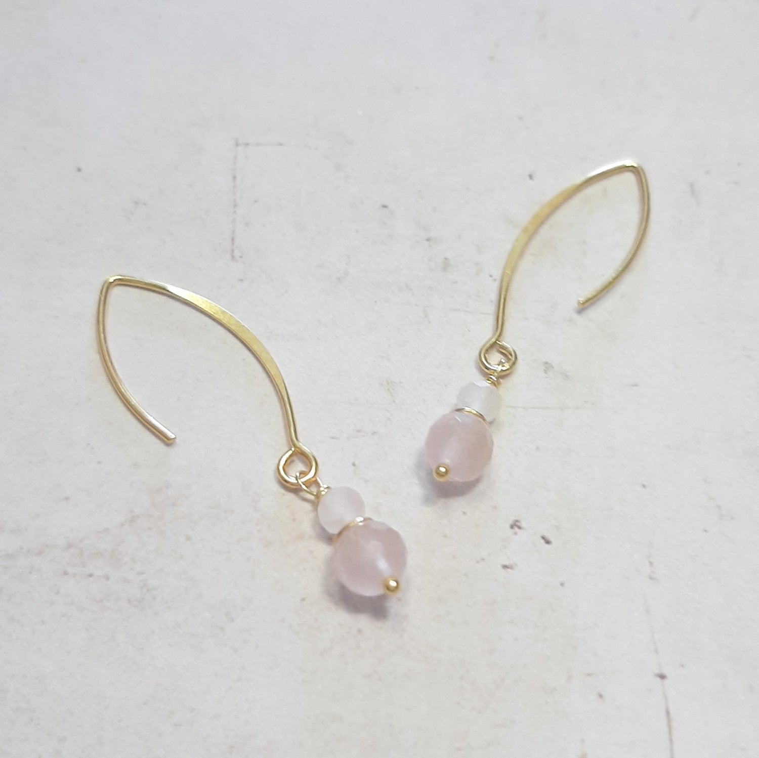  Boucles d’oreilles longues pendantes en argent doré avec pierres naturelles de quartz rose - 4.5 cm
