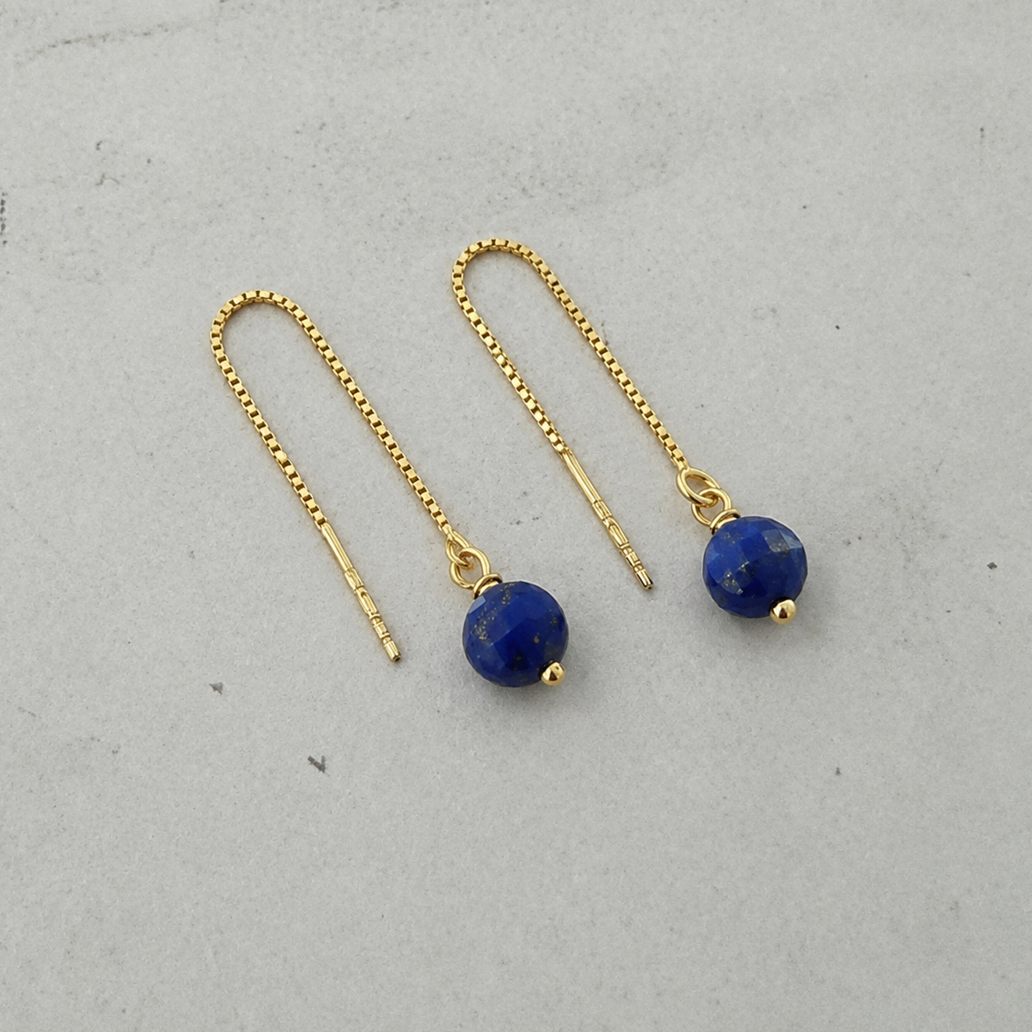 Boucles d'oreilles lapis-lazuli argent doré 24 carats – détail de la pierre et de la chaîne fine