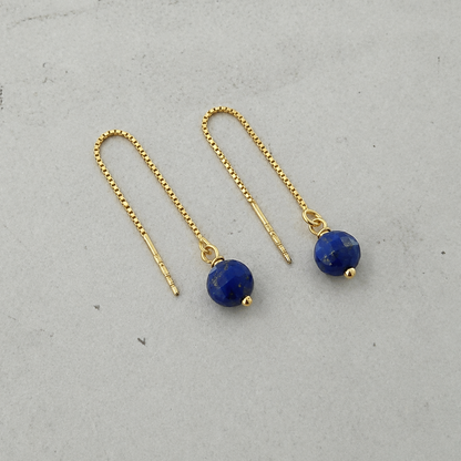Boucles d'oreilles lapis-lazuli argent doré 24 carats – détail de la pierre et de la chaîne fine