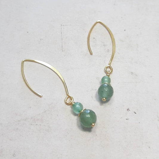 Boucles d’oreilles pendantes en argent 925 doré ornées de pierres naturelles d’aventurine. Bijoux intemporels au design épuré et raffiné.