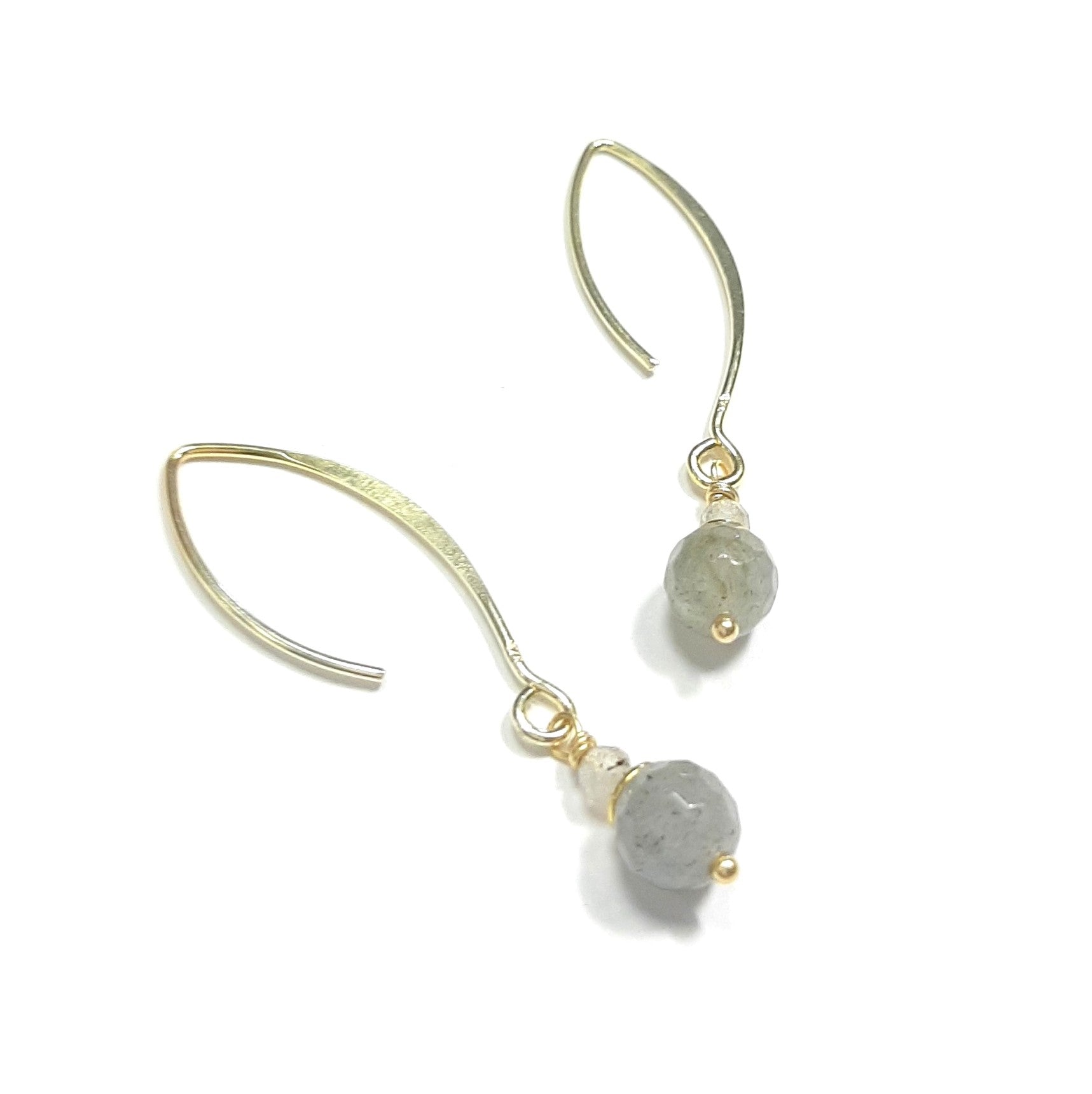 Bijou de créatrice française : boucles pendantes en argent doré 925 et labradorite, confectionnées près d’Orléans. Protection, élégance et éclat unique pour sublimer vos tenues.