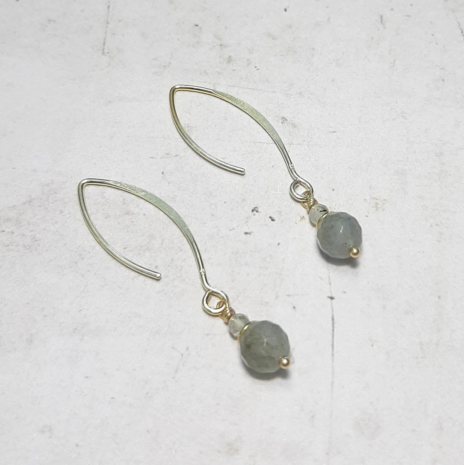 Boucles pendantes Bonita : labradorite scintillante et métal en argent 925 doré . Elles protègent, apaisent, et attirent l’œil. Bijou artisanal made in France, sobre et raffiné, à porter au quotidien ou pour une occasion spéciale.