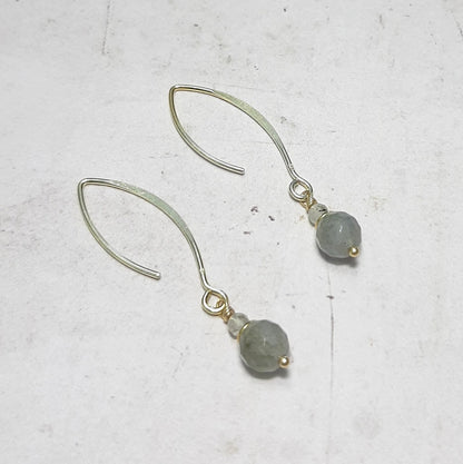 Boucles pendantes Bonita : labradorite scintillante et métal en argent 925 doré . Elles protègent, apaisent, et attirent l’œil. Bijou artisanal made in France, sobre et raffiné, à porter au quotidien ou pour une occasion spéciale.