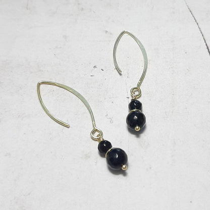 Boucles d’oreilles « Bonita » en argent 925 doré et onyx noir, élégantes et raffinées. Longueur 4,5 cm, pierres de 4 mm et 6 mm. Fait main avec amour, made in France — parfaites pour sublimer tenue de soirée ou apporter une touche chic au quotidien. Pierre d’onyx protectrice.