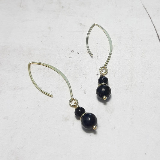 Boucles d’oreilles « Bonita » en argent 925 doré et onyx noir, élégantes et raffinées. Longueur 4,5 cm, pierres de 4 mm et 6 mm. Fait main avec amour, made in France — parfaites pour sublimer tenue de soirée ou apporter une touche chic au quotidien. Pierre d’onyx protectrice.