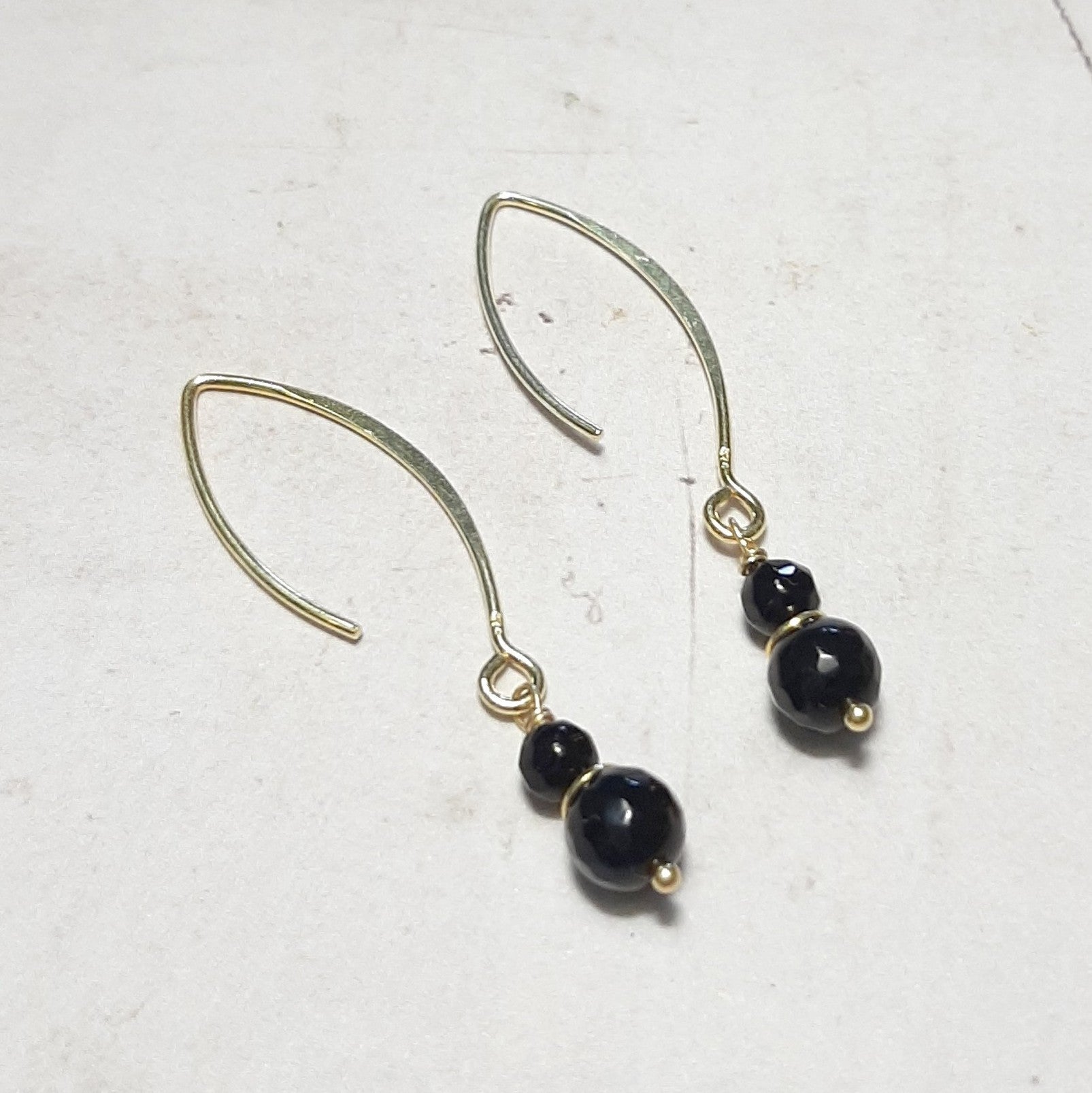 Boucles d’oreilles pendantes “Bonita” en onyx noir et argent doré 925 — élégantes, protectrices, faites avec soin. L’onyx frontal capte l’œil, l’effet doré illumine le visage. Style chic bohème, parfaites avec des tenues sobres ou plus audacieuses.