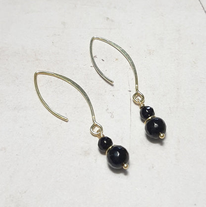 Boucles d’oreilles pendantes “Bonita” en onyx noir et argent doré 925 — élégantes, protectrices, faites avec soin. L’onyx frontal capte l’œil, l’effet doré illumine le visage. Style chic bohème, parfaites avec des tenues sobres ou plus audacieuses.