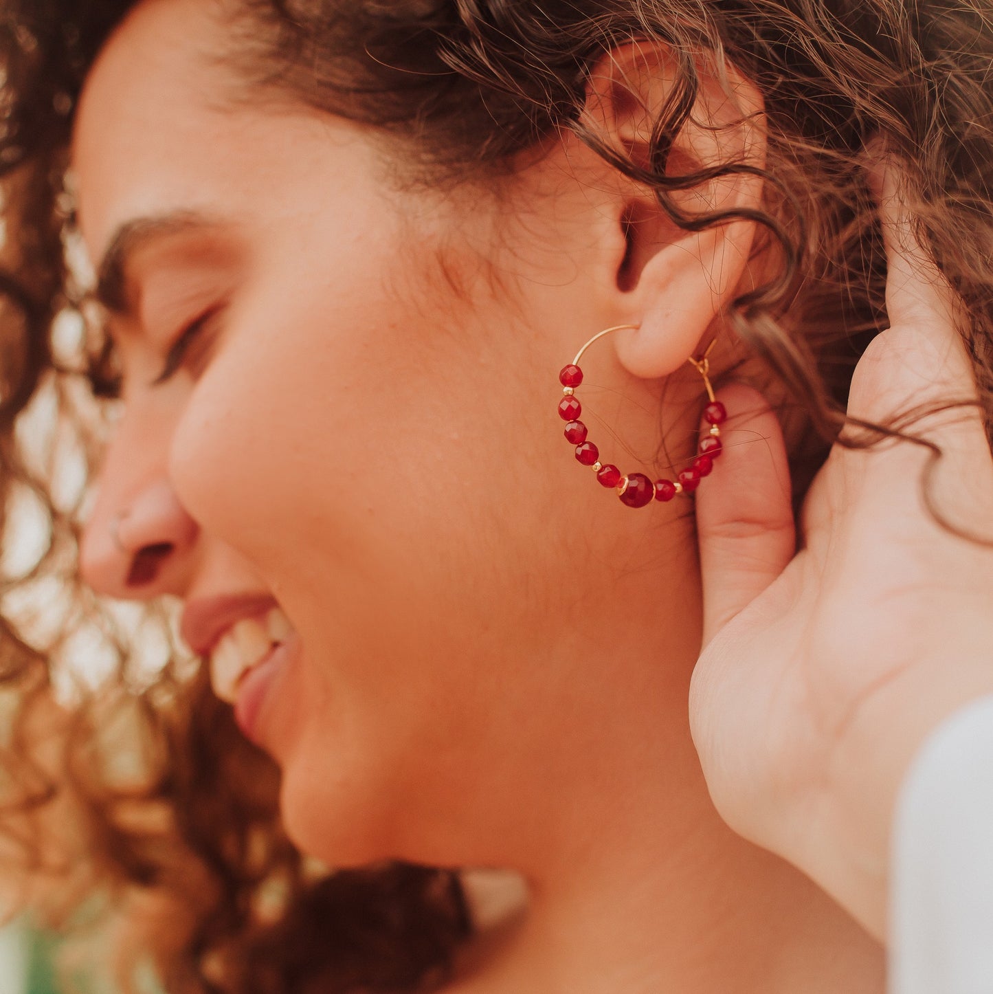 Boucles d'oreilles Créoles en Argent 925 Doré avec Pierres Naturelles - Cornaline | Bijoux Éthiques