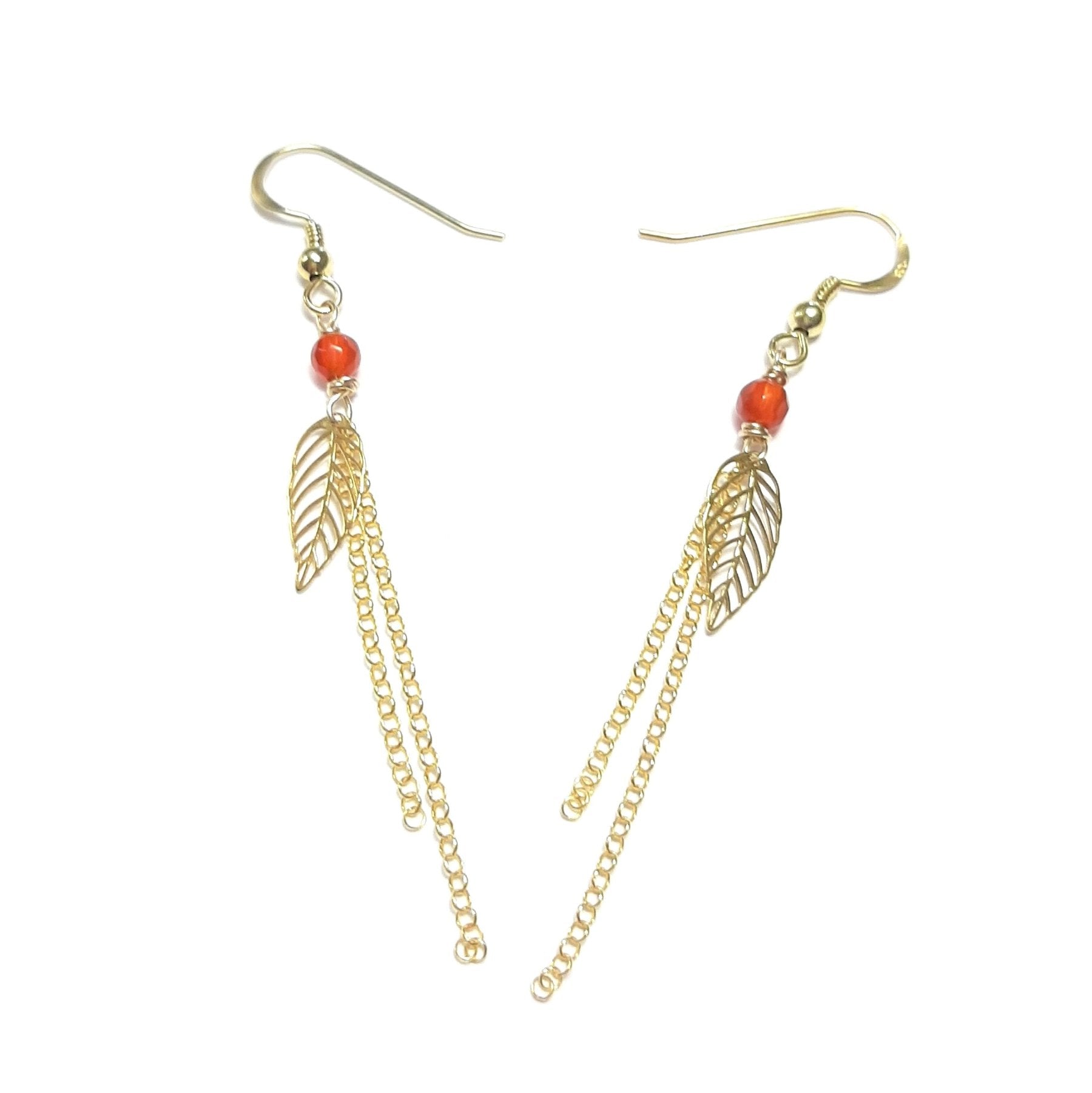 Ces boucles d'oreilles élégantes combinent la chaleur de la cornaline, pierre de vitalité et de courage, avec un design en forme de feuille en argent 925. Parfaites pour celles qui cherchent un bijou à la fois raffiné et énergisant, ces boucles sont idéales pour ajouter une touche naturelle à votre style quotidien ou pour une occasion spéciale.