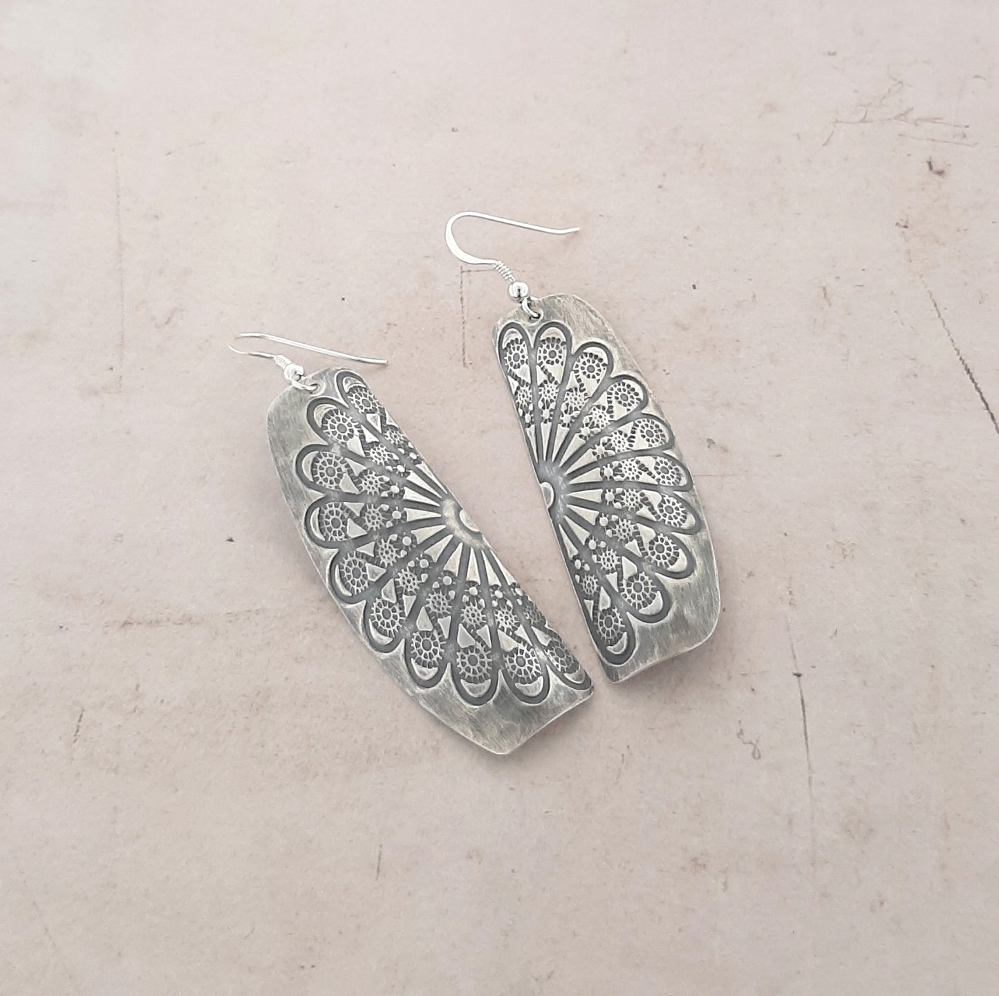 Boucles d'oreilles ethniques en argent massif gravées d'une fleur