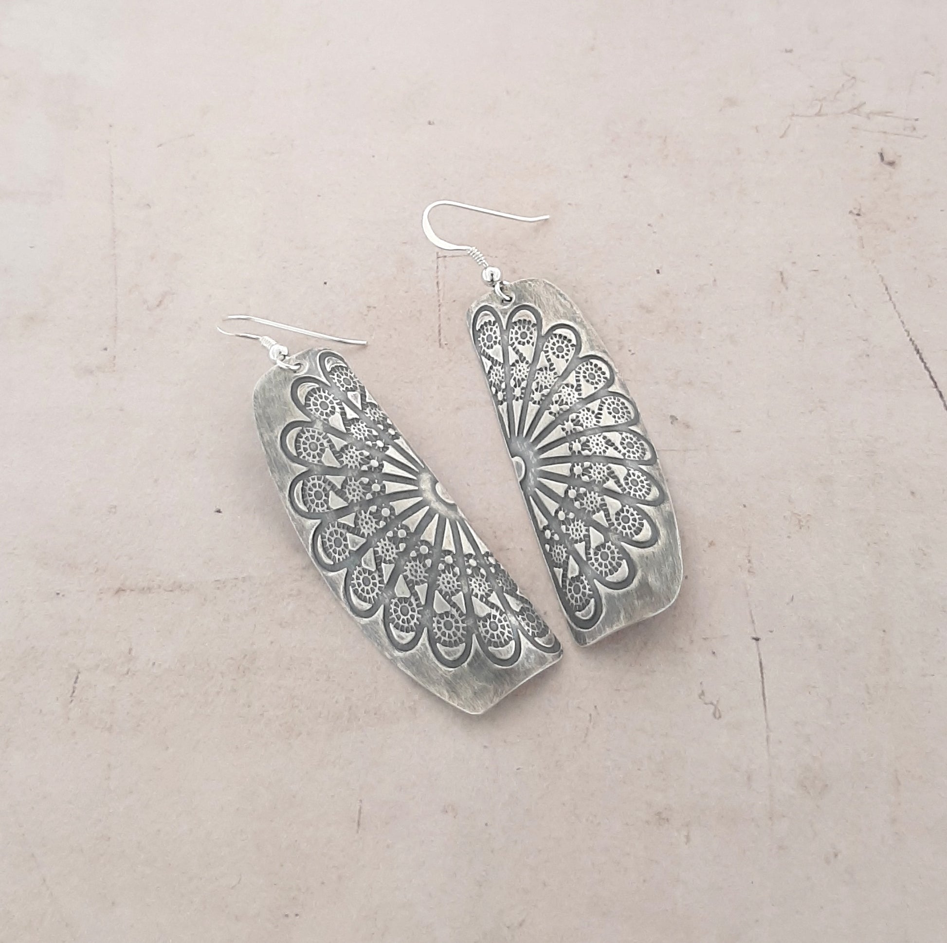 Boucles d'oreilles ethniques en argent massif gravées d'une fleur