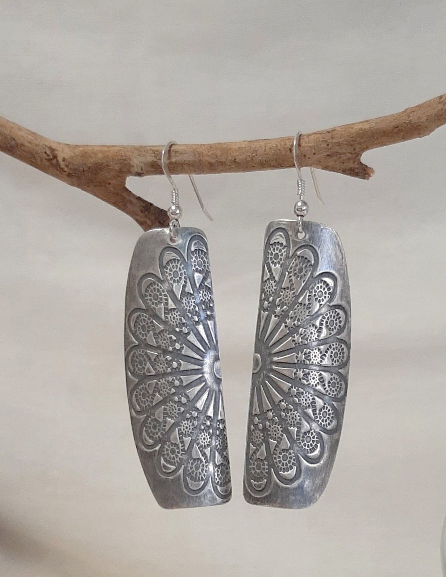 Boucles d'oreilles ethniques longues gravées d'une fleur