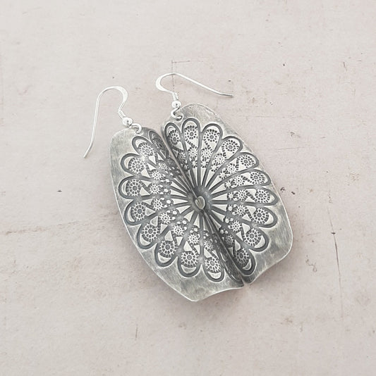 Boucles d'oreilles ethniques gravées d'une fleur