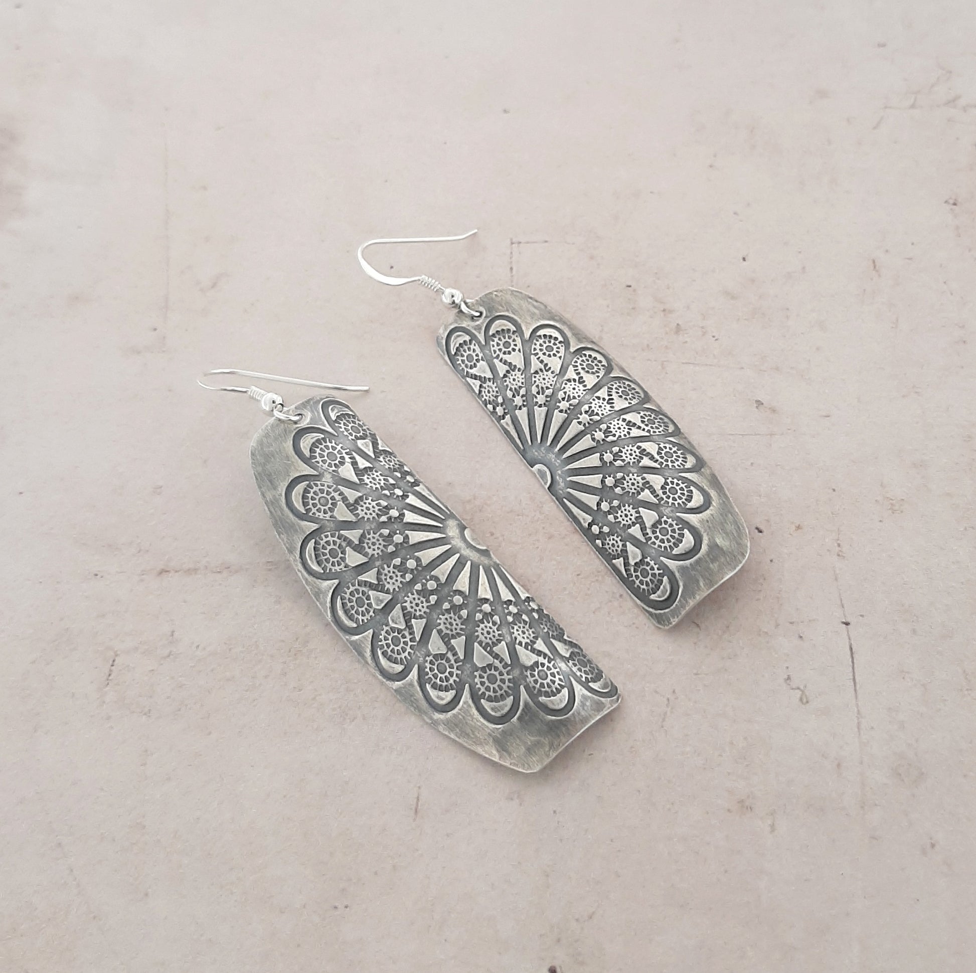 Boucles d'oreilles ethniques gravées d'une mandala