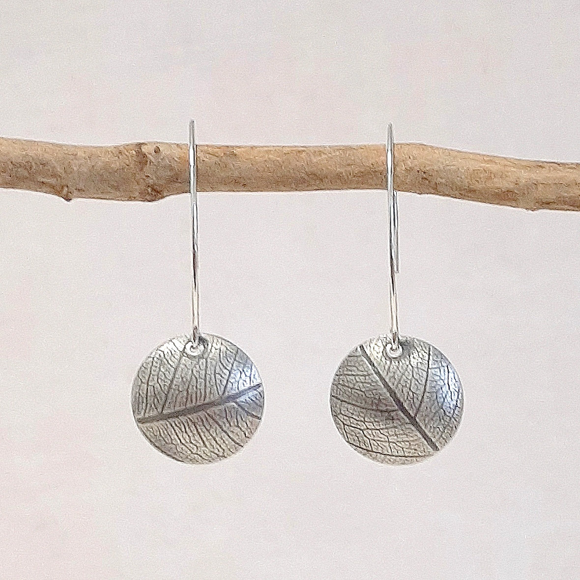 Boucles d'oreilles en argent massif patiné et texturé