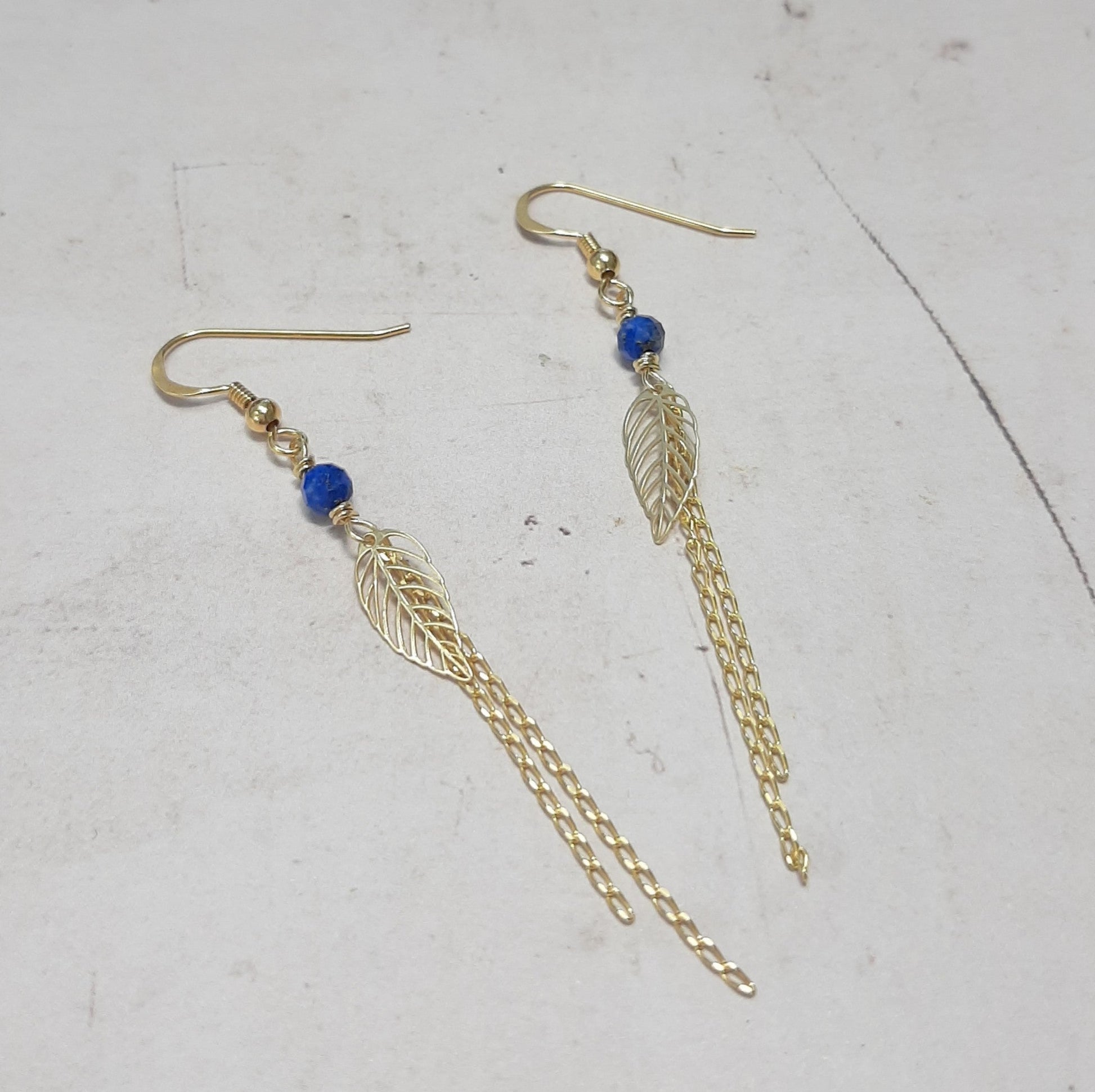 boucles d’oreilles feuille argent doré, lapis lazuli bleu profond, bijou bohème chic, fait main artisanal