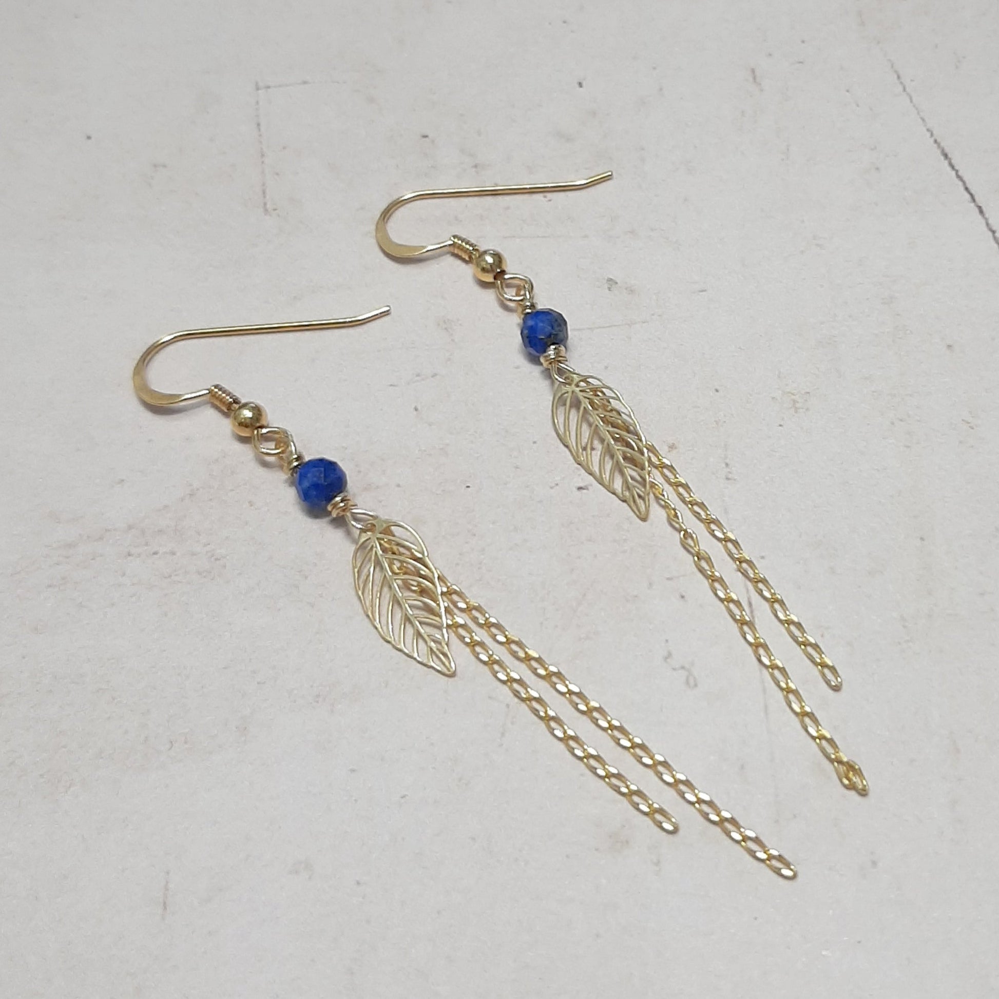 bijoux artisanaux inspirés nature, feuille dorée argent 925, lapis lazuli bleu céleste, bijou éthique