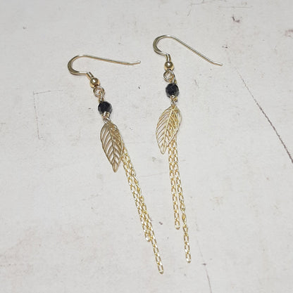 boucles d’oreilles feuille élégantes, argent doré, spinelle noire, bijou bohème, artisanal, ancrage énergétique