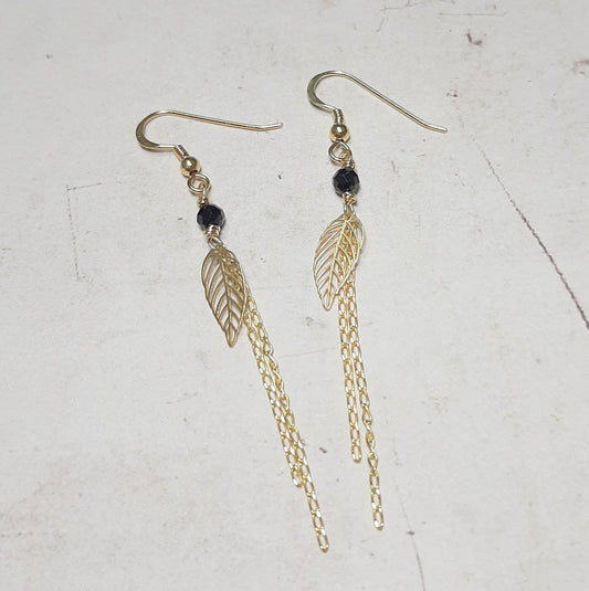 boucles d’oreilles feuille élégantes, argent doré, spinelle noire, bijou bohème, artisanal, ancrage énergétique