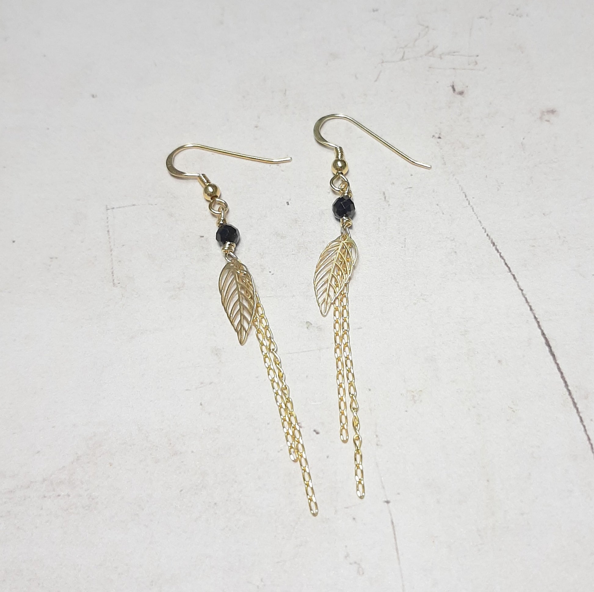 boucles d’oreilles longues feuille, pierre spinelle noire , style bohème chic, création artisanale, protection lithothérapie