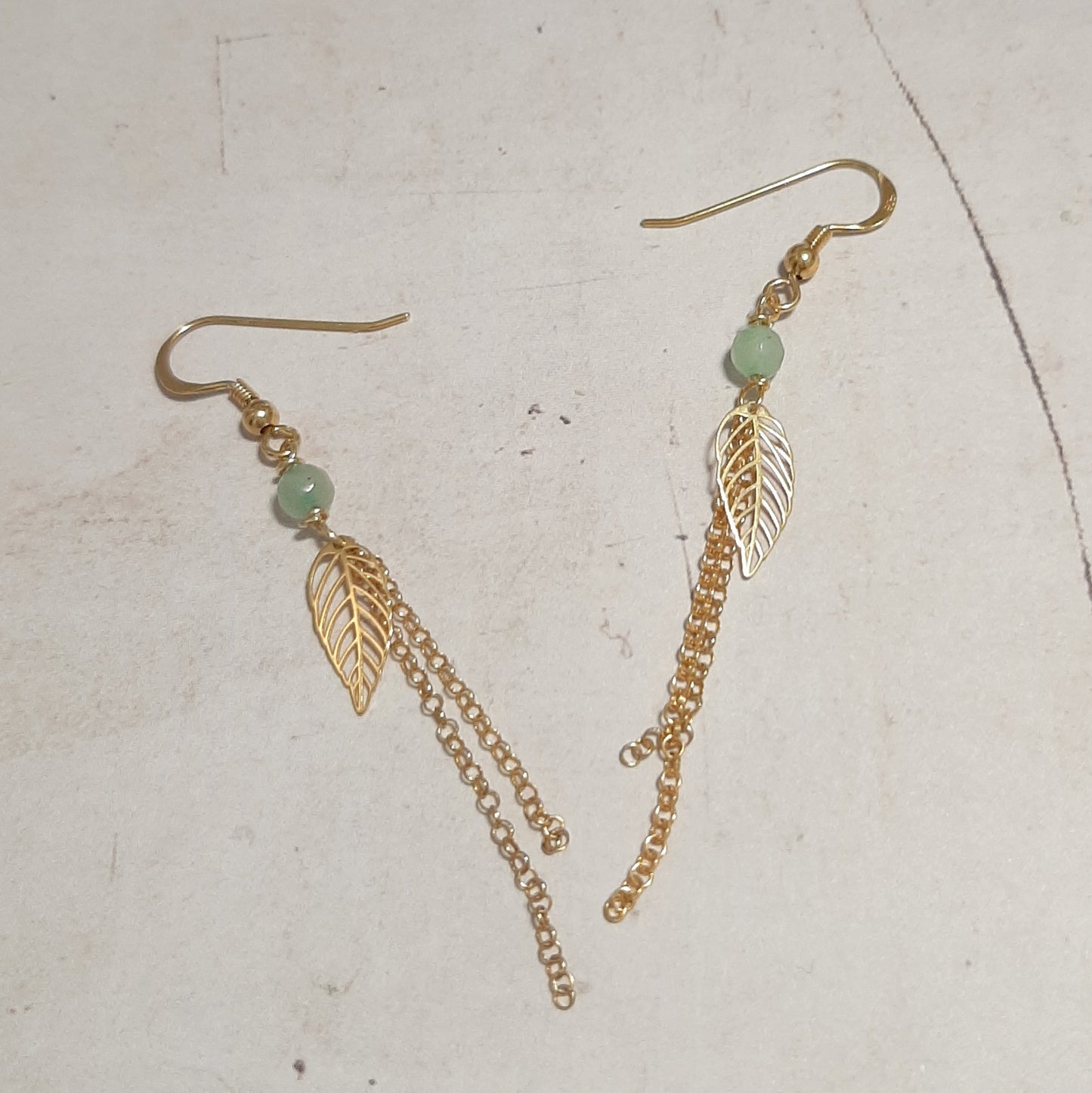 Ces boucles d'oreilles élégantes sont fabriquées à la main avec de l'argent 925 doré et des pierres d'aventurine vertes. L'aventurine est censée avoir des propriétés apaisantes. Ces boucles d'oreilles sont parfaites pour un usage quotidien ou pour une occasion spéciale.