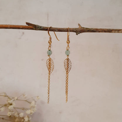 Boucles d'oreilles en aventurine verte avec un pendentif feuille