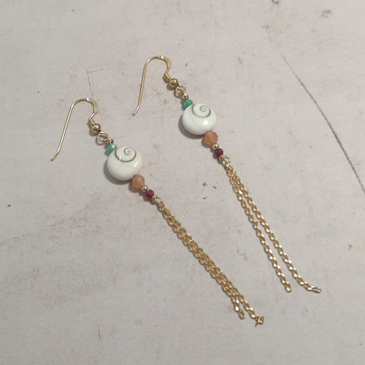 Boucles d’oreilles bohèmes en argent doré 925, ornées d’un œil de Sainte Lucie et de pierres naturelles : amazonite, rubis et pierre de Soleil. Un bijou spirituel et lumineux, fait main, pour sublimer vos énergies.