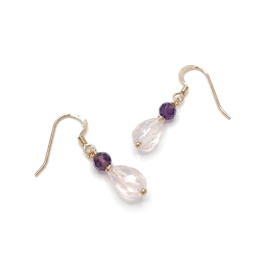Détail des pierres fines quartz rose et améthyste sur boucles d'oreilles en argent doré