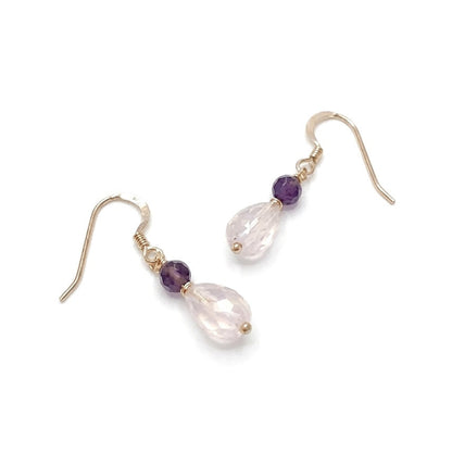 Détail des pierres fines quartz rose et améthyste sur boucles d'oreilles en argent doré