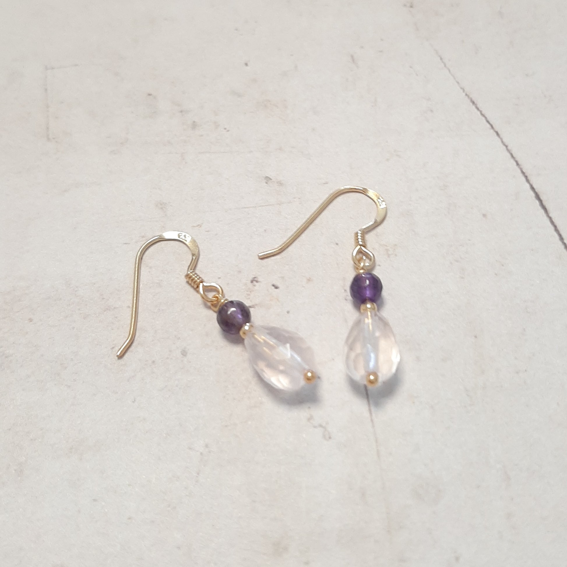 Boucles d'oreilles courtes quartz rose claire et améthyste portées