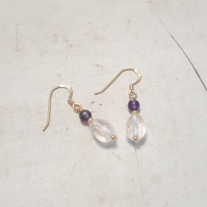 Boucles d'oreilles courtes quartz rose claire et améthyste portées
