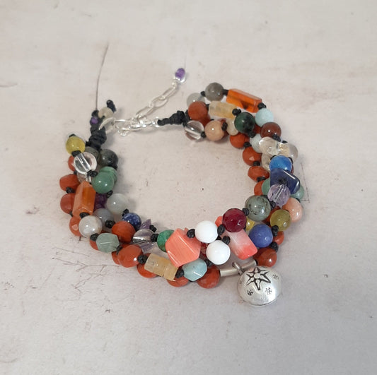 Bracelet ethnique en argent massif avec grelot appeleur d’anges et pierres naturelles multicolores. Un bijou artisanal, spirituel et coloré. Bracelet à breloques.