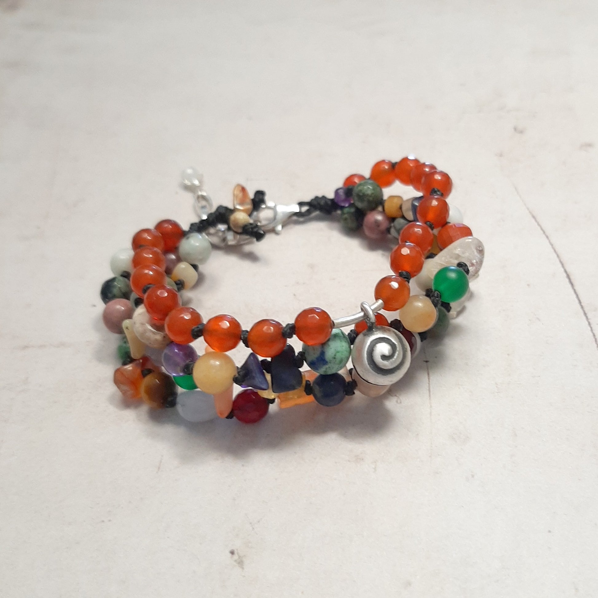 Bracelet artisanal appeleur d'anges en argent 925 – pierres naturelles colorées et pendentif grelot spirale