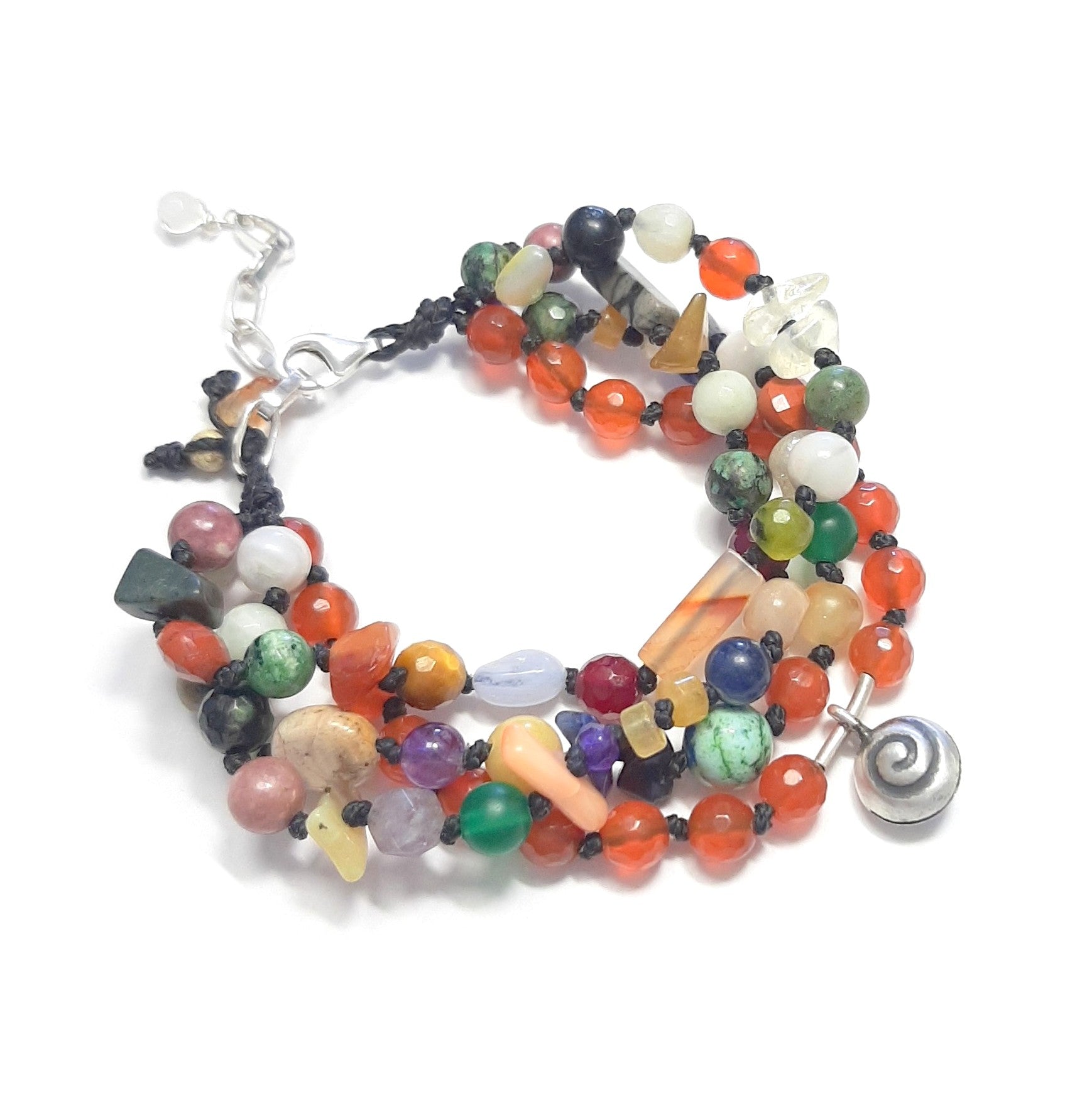 Bracelet ethnique fait main en pierres naturelles multicolores et argent 925 avec appeleur d'anges – fond blanc
